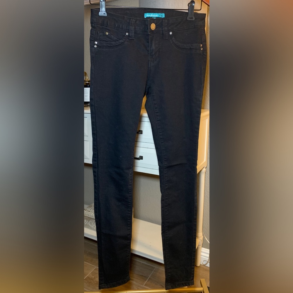 Wanna Betta Butt? YMI Women’s Size 5 Black Stretch Skinny Pants